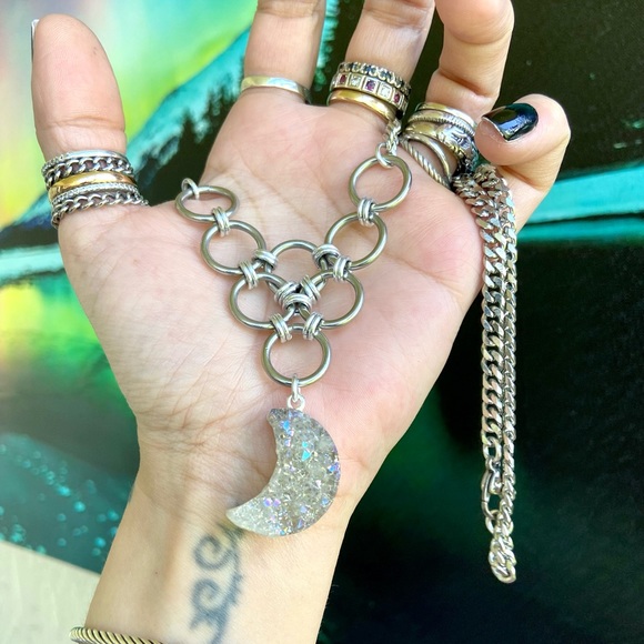 Maille stainless steel necklace with rainbow iridescent druzy quartz moon charm - Picture 8 of 12